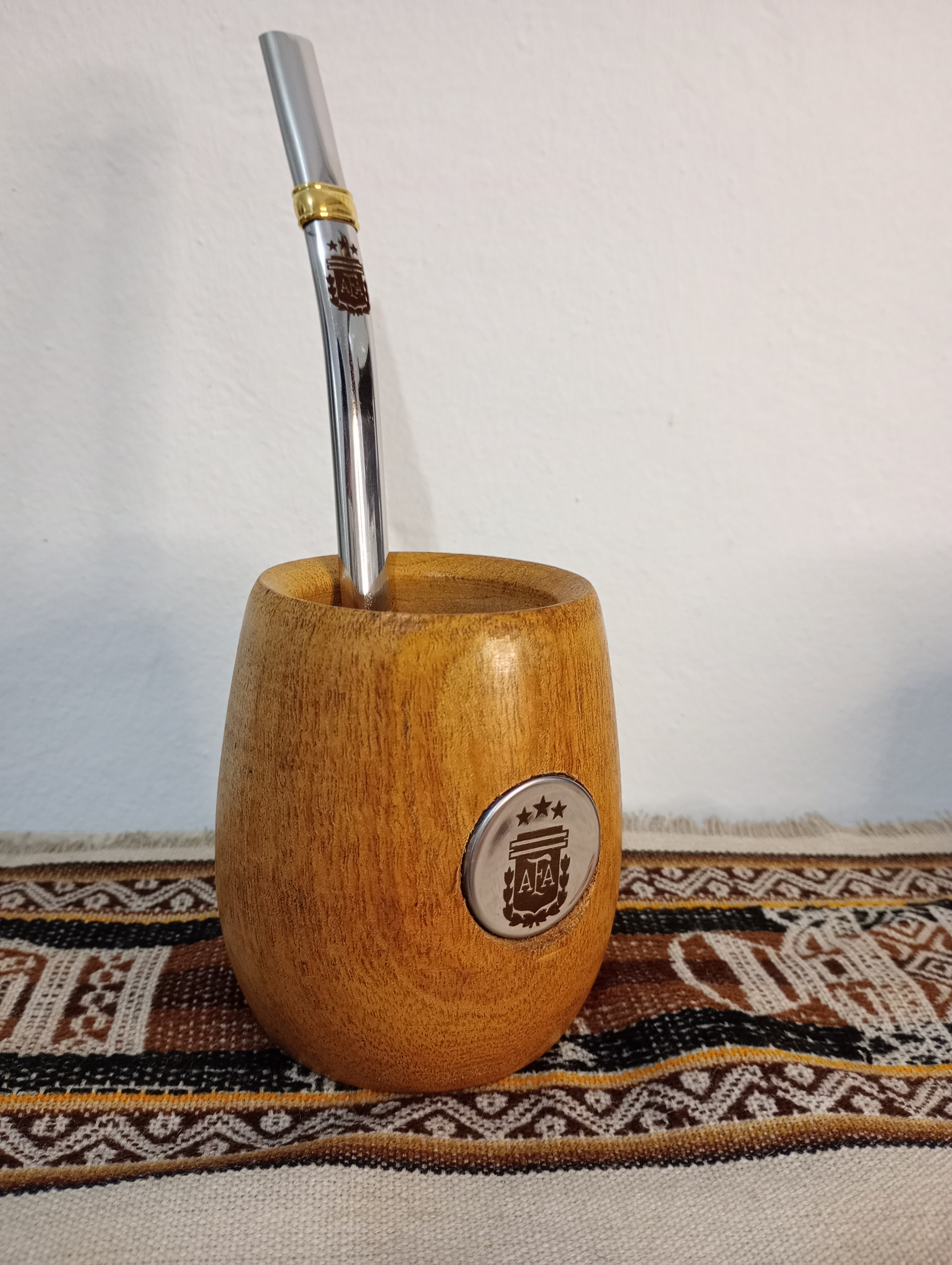 Detalle de mate de algarrobo personalizado